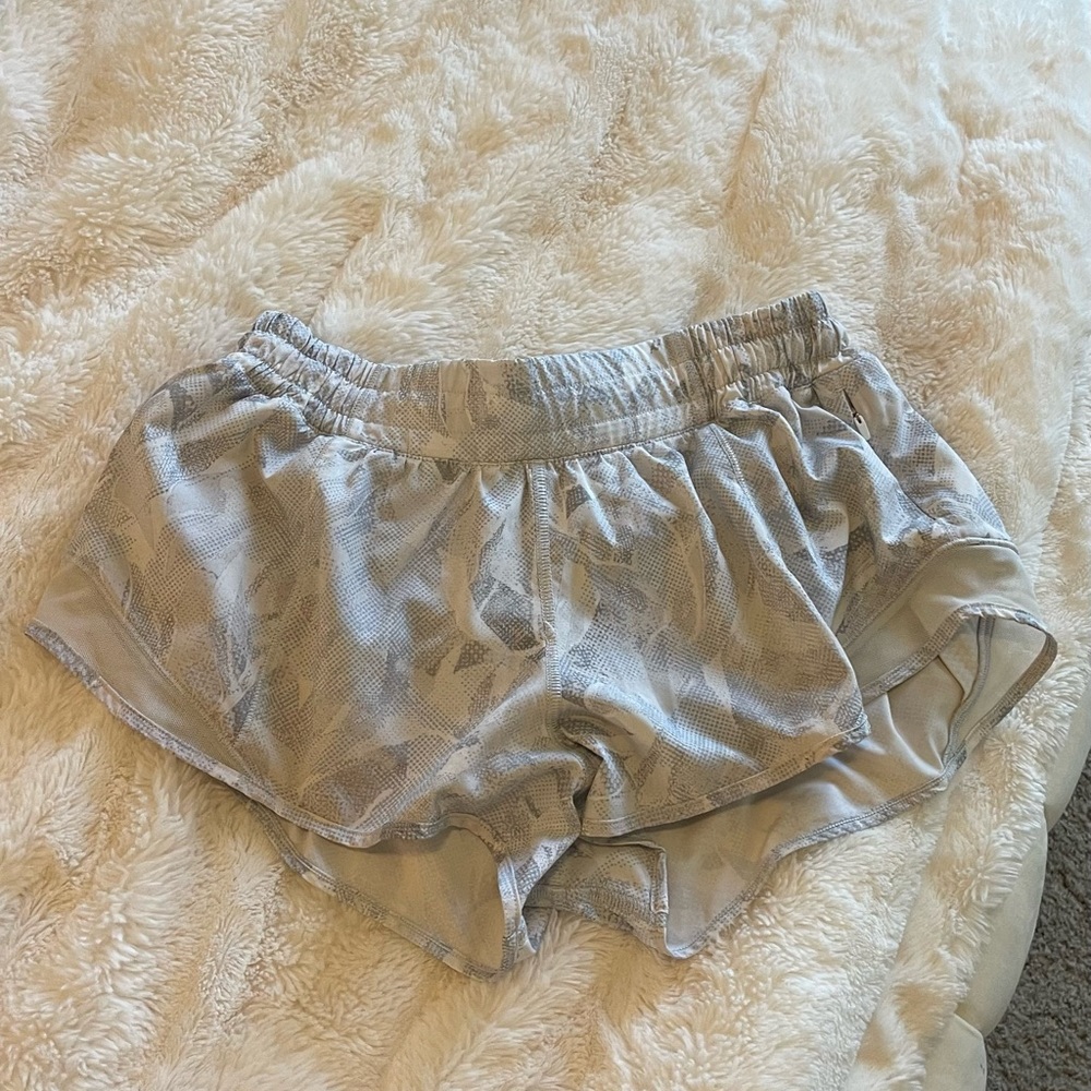 lululemon hotty hot shorts 2.5